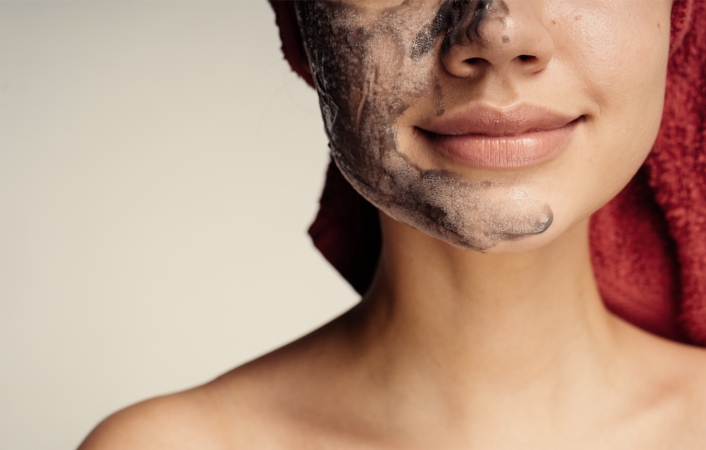 Graži oda — misija įmanoma:  Kaip tinkamai prausti ir valyti veido odą?