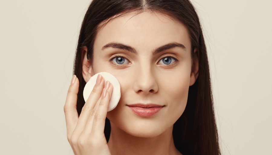 Graži oda — misija įmanoma:  Kaip tinkamai prausti ir valyti veido odą?